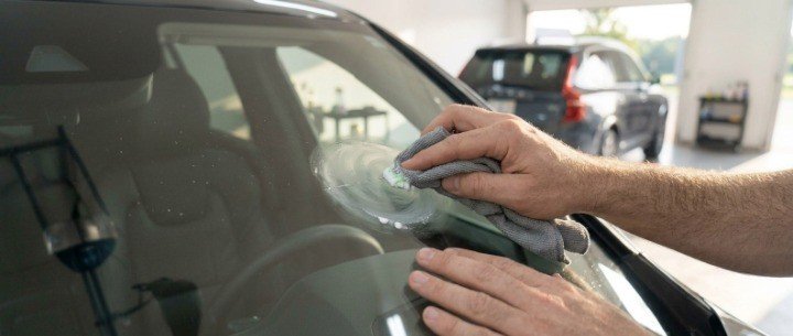 Using toothpaste to polish light scratches from car windshield